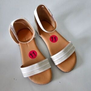 Tahari girls sandal in color white size 11 comforty exellent condition